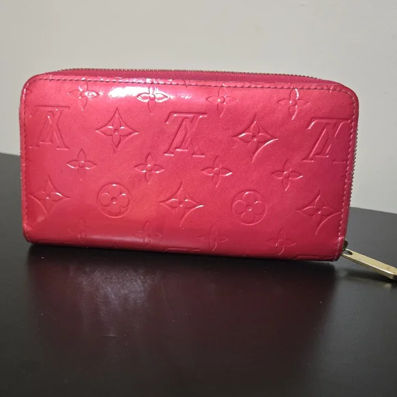 HTF!! Authentic Louis Vuitton pink vernis leather zip wallet in good condition Wallets